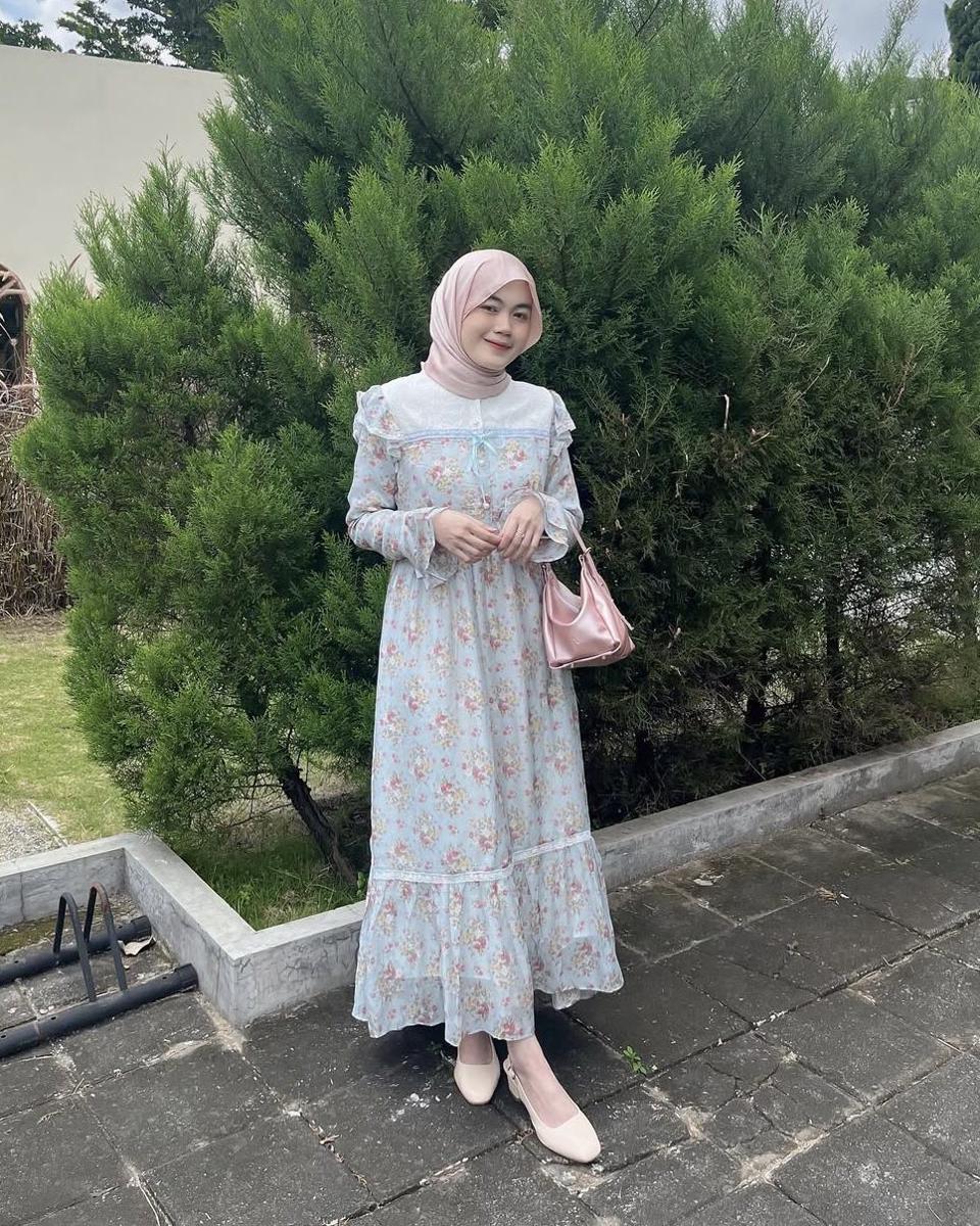potret ide OOTD hijab bergaya vintage yang klasik ala Nita Gina (instagram.com/nitaginab)