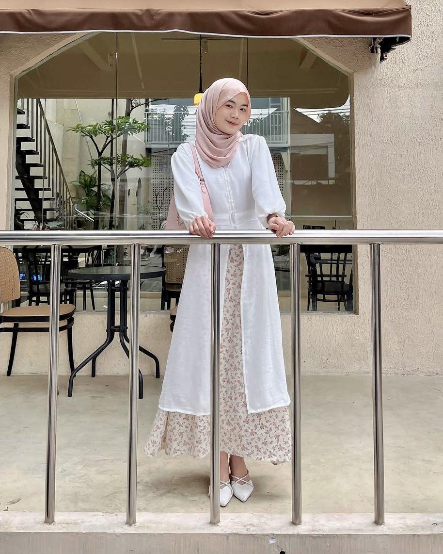 potret ide OOTD hijab bergaya vintage yang klasik ala Nita Gina (instagram.com/nitaginab)