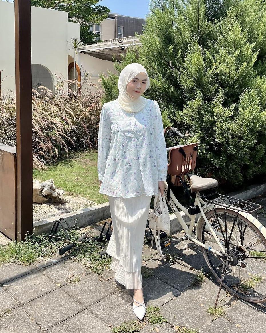potret ide OOTD hijab bergaya vintage yang klasik ala Nita Gina (instagram.com/nitaginab)