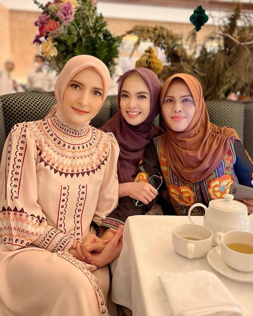 Gaya Keluarga dan Tamu di Acara Ultah KD ke-50 (instagram.com/ingrid_kansil)