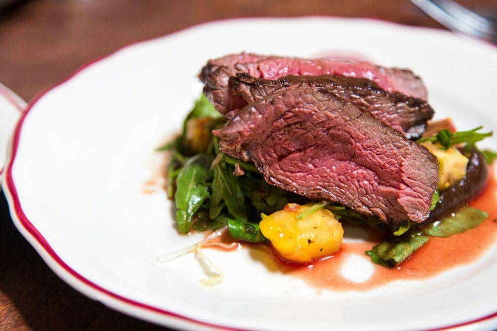 ilustrasi steak medium rare (unsplash.com/Jason Leung)