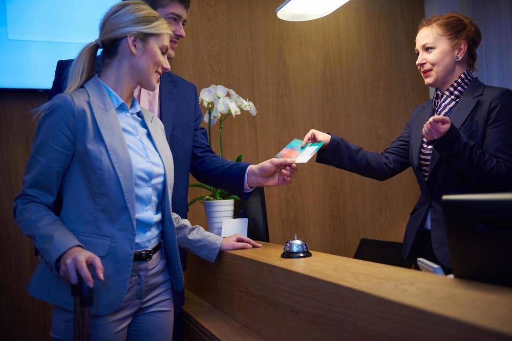 ilustrasi check in hotel (vecteezy.com/dotshock)