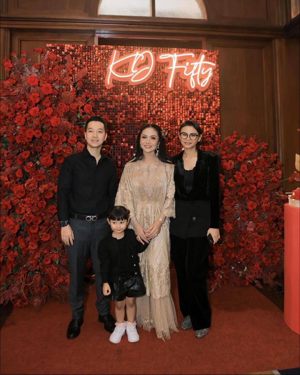Gaya Keluarga dan Tamu di Acara Ultah KD ke-50 (instagram.com/krisdayantilemos)