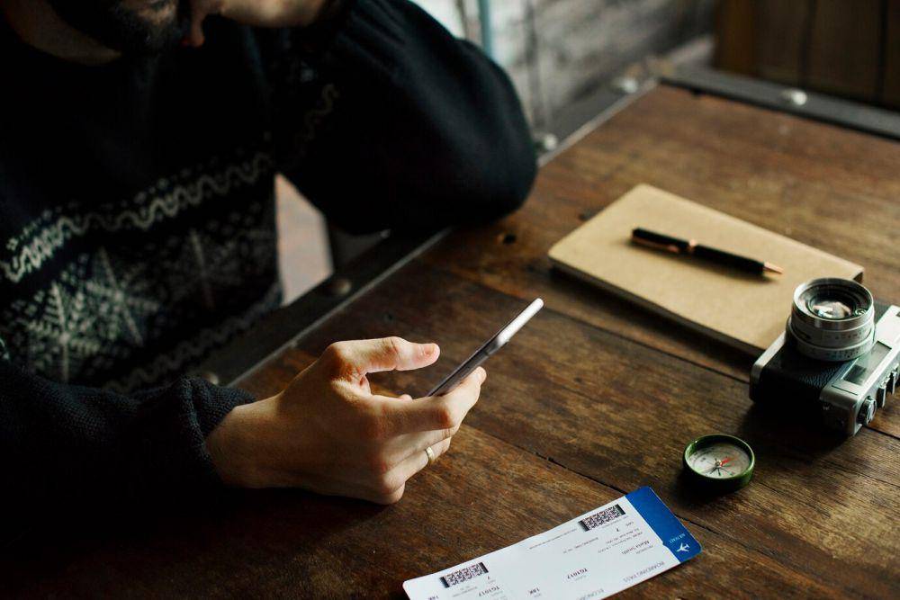 ilustrasi seseorang pesan tiket kapal (freepik.com/rawpixel.com)