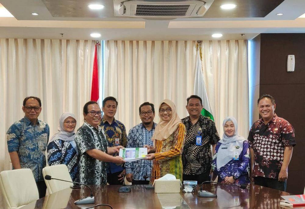 Penyerahan dokumen pengajuan penarapan BLUD KKP3K KDPS. (Dok. YKAN)