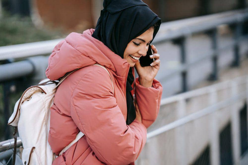 ilustrasi perempuan melakukan video call (pexels.com/Keira Burton)