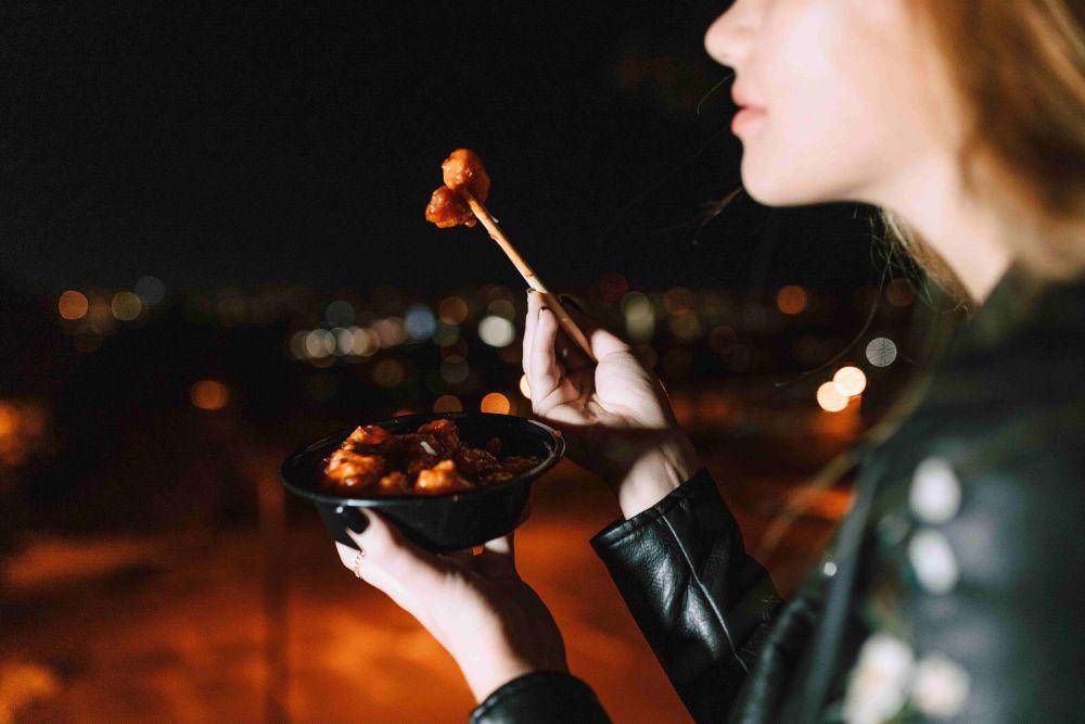 ilustrasi makan larut malam (pexels.com/RDNE Stock project)
