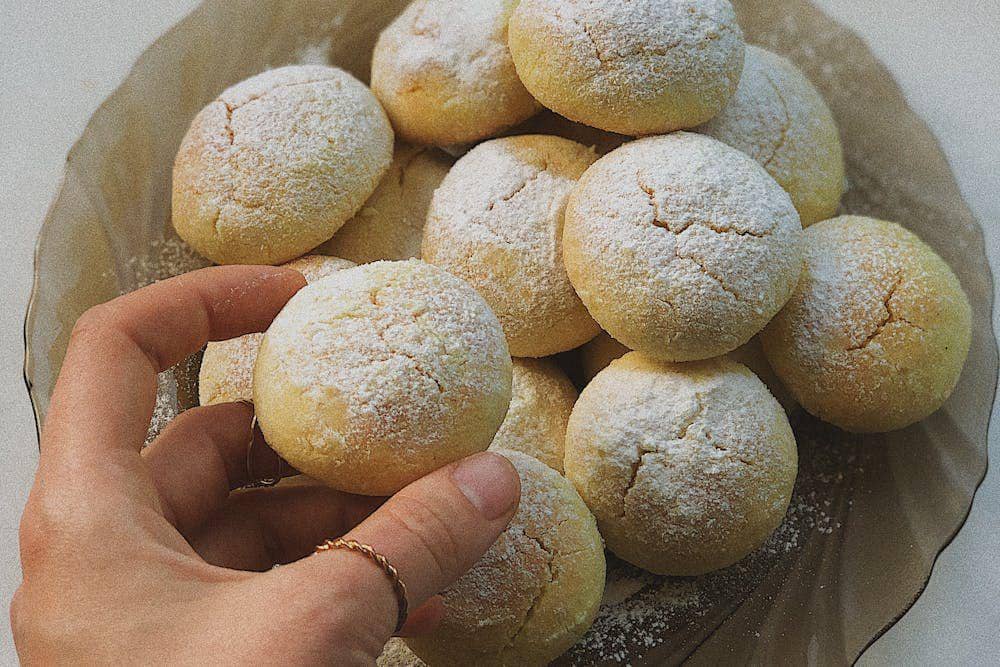 ilustrasi kue kourabiedes (pexels.com/Унайзат Юшаев)