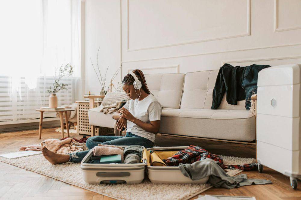 ilustrasi seseorang packing (pexels.com/Vlada Karpovich)
