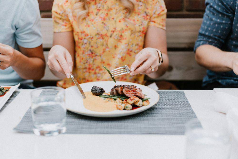 ilustrasi steak (unsplash.com/Priscilla Du Preez 🇨🇦)