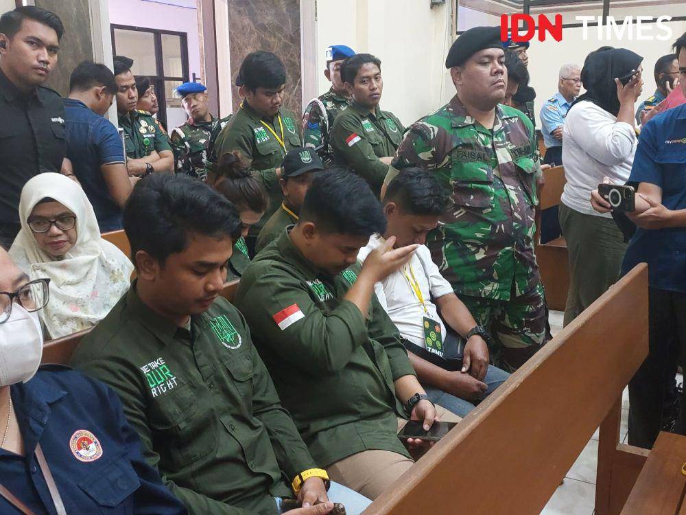Rizki Agam Saputra (kedua dari kiri) dan Agam Muhammad Nasrudin (kedua dari kanan) ketika mendengarkan sidang vonis pembunuhan bos rental di Pengadilan Militer II-08, Jakarta Timur (IDN Times/Santi Dewi)