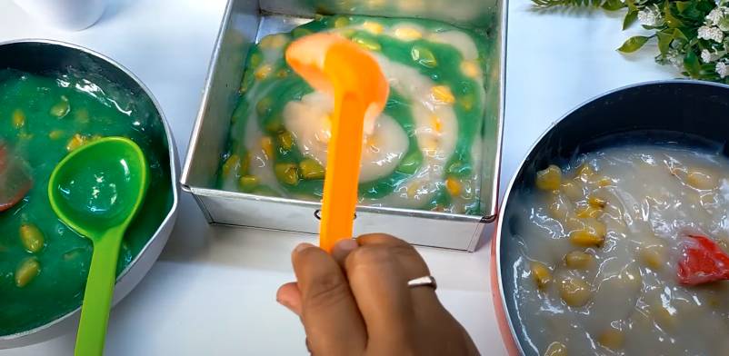 ilustrasi menuang adonan hunkwe pisang ke dalam loyang (YouTube.com/DAPUR NAJWA)