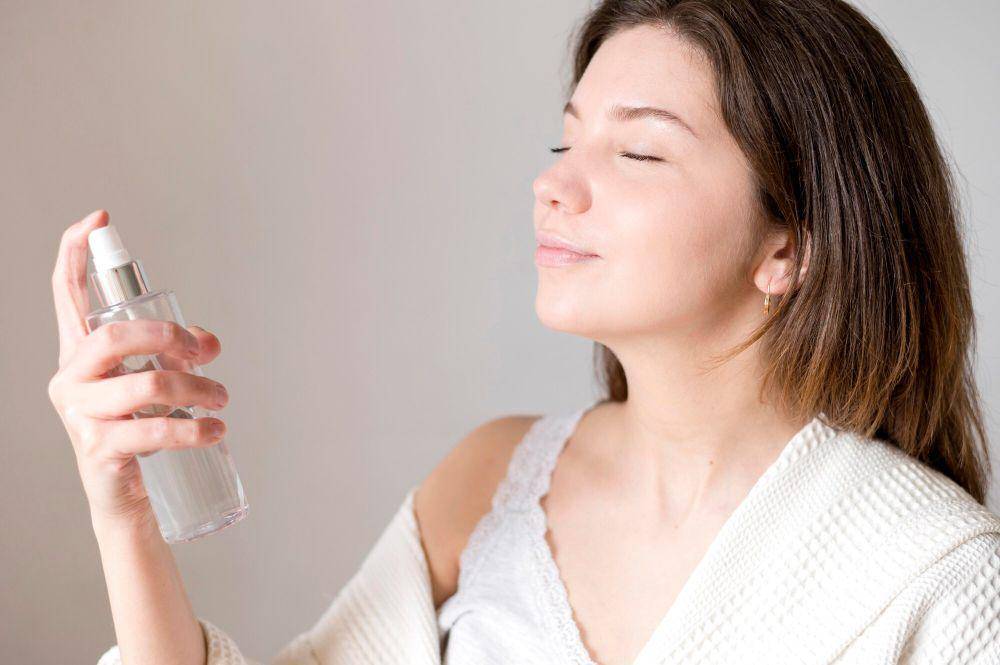 ilustrasi seorang memakai setting spray (freepik.com/freepik)