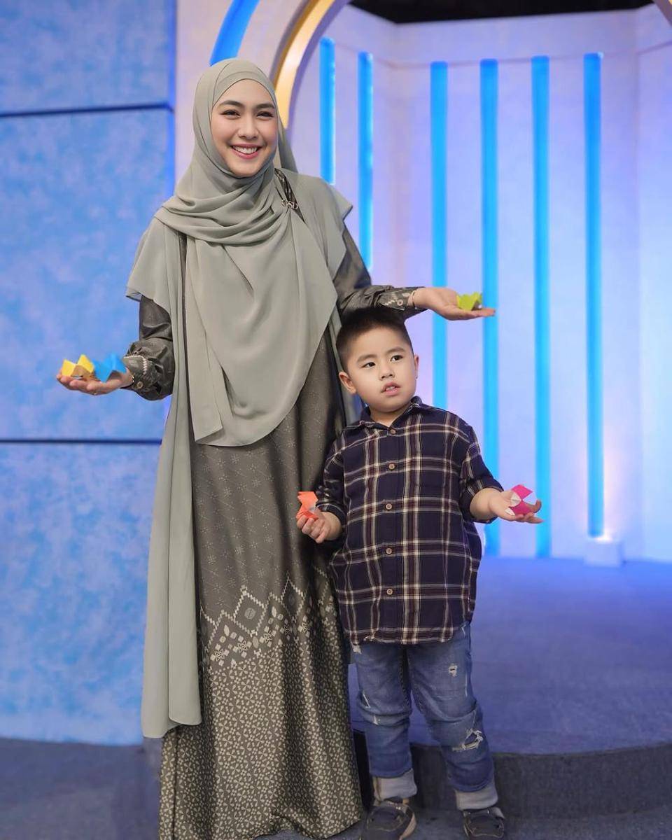 Outfit lebaran ala Oki Setiana Dewi (instagram.com/okisetianadewi)