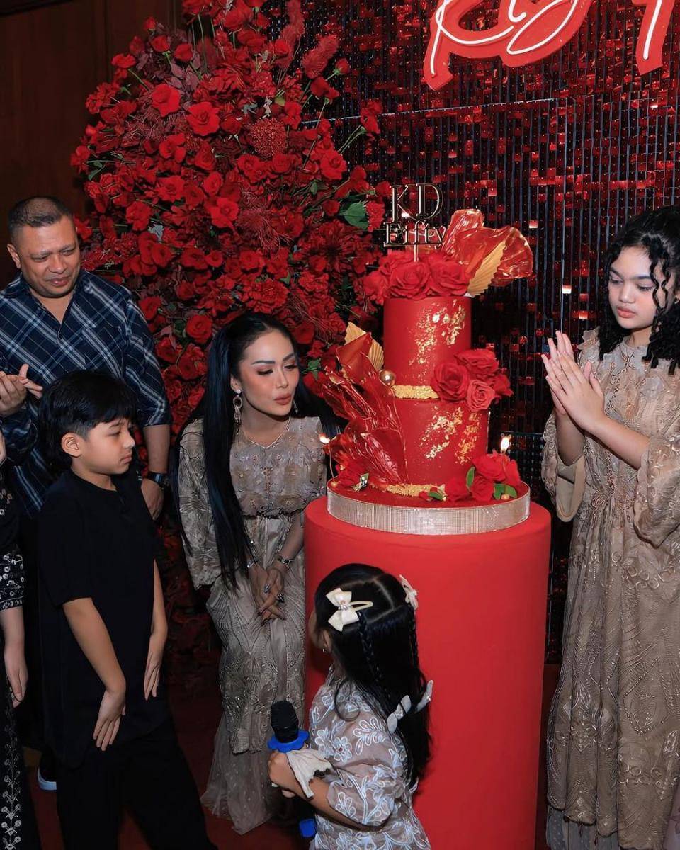 Gaya Kris Dayanti di Birthday Party Ke-50 (instagram.com/krisdayantilemos)