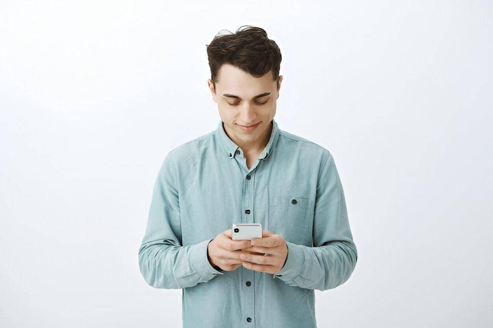 ilustrasi pria menggunakan smartphone (freepik.com/cookie_studio)