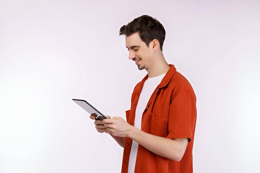 ilustrasi pria membaca buku digital (freepik.com/jcomp)