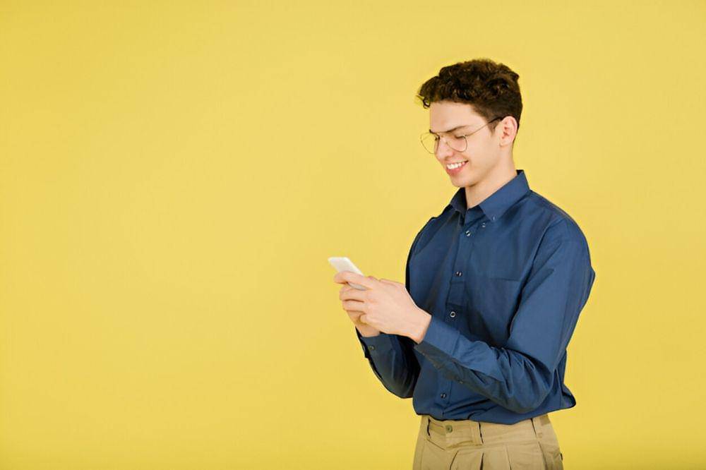 ilustrasi pria menggunakan smartphone (freepik.com/master1305)