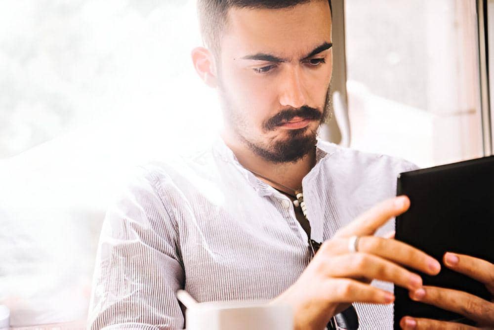 ilustrasi pria membaca buku e-book (freepik.com/freepik)