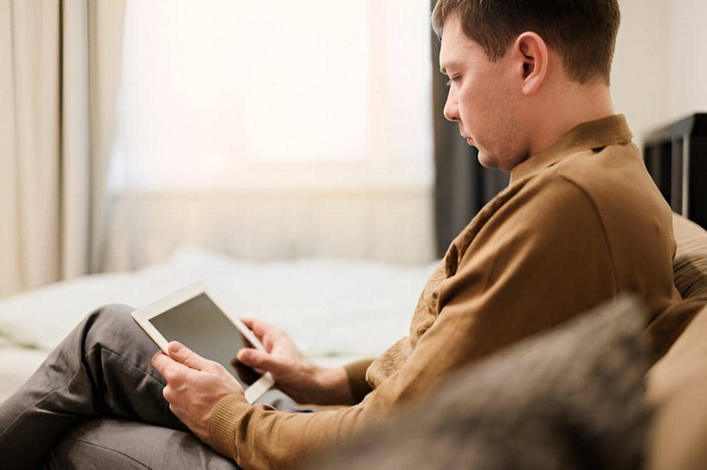 ilustrasi pria membaca buku e-book (freepik.com/freepik)