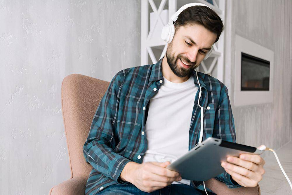 ilustrasi pria membaca buku digital (freepik.com/freepik)