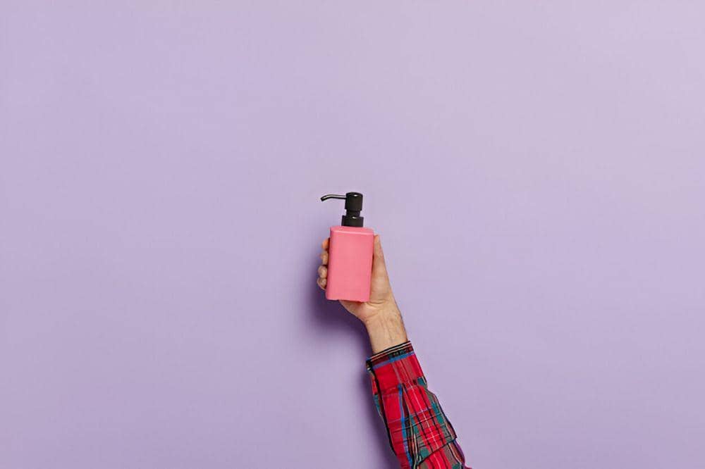 ilustrasi sampo kemasan travel (freepik.com/wayhomestudio)