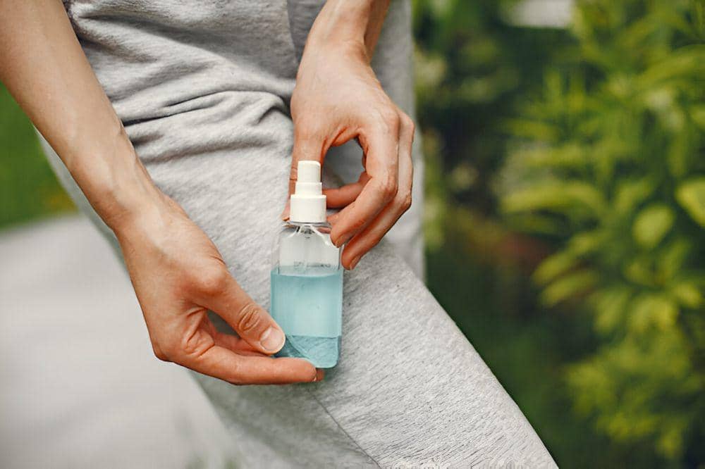 ilustrasi body mist kemasan travel (freepik.com/prostooleh)