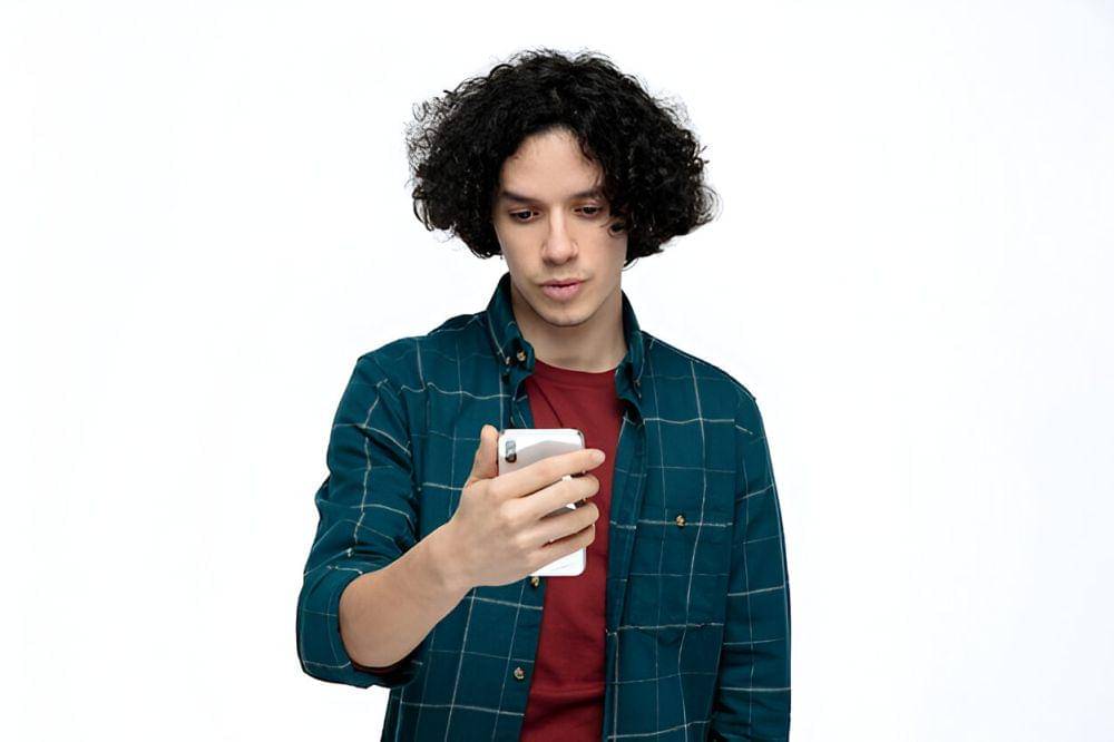 ilustrasi pria menggunakan smartphone (freepik.com/stockking)