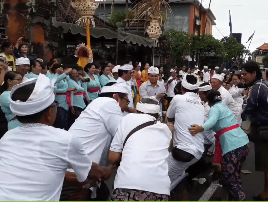Prosesi pelakasanaan tradisi Mbed-mbedan di Desa Adat Semate. (YouTube.com/Surpa Blank Page)