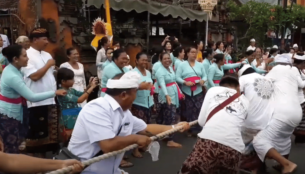 Prosesi pelakasanaan tradisi Mbed-mbedan di Desa Adat Semate. (YouTube.com/Surpa Blank Page)