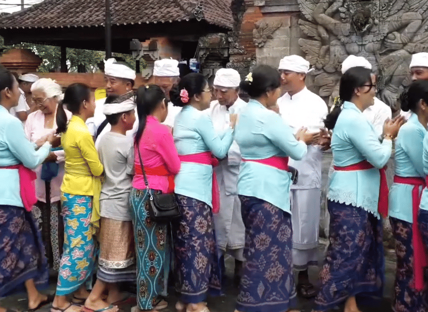 Silaturahmi usai pelakasanaan tradisi Mbed-mbedan di Desa Adat Semate. (YouTube.com/Surpa Blank Page)
