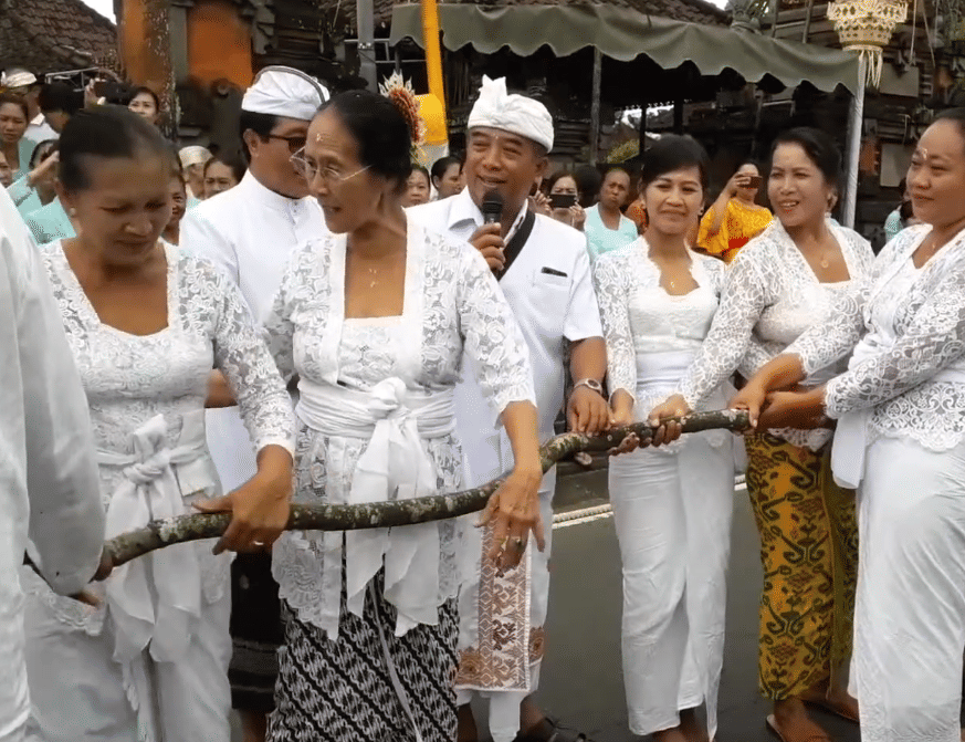 Prosesi pelakasanaan tradisi Mbed-mbedan di Desa Adat Semate. (YouTube.com/Surpa Blank Page)