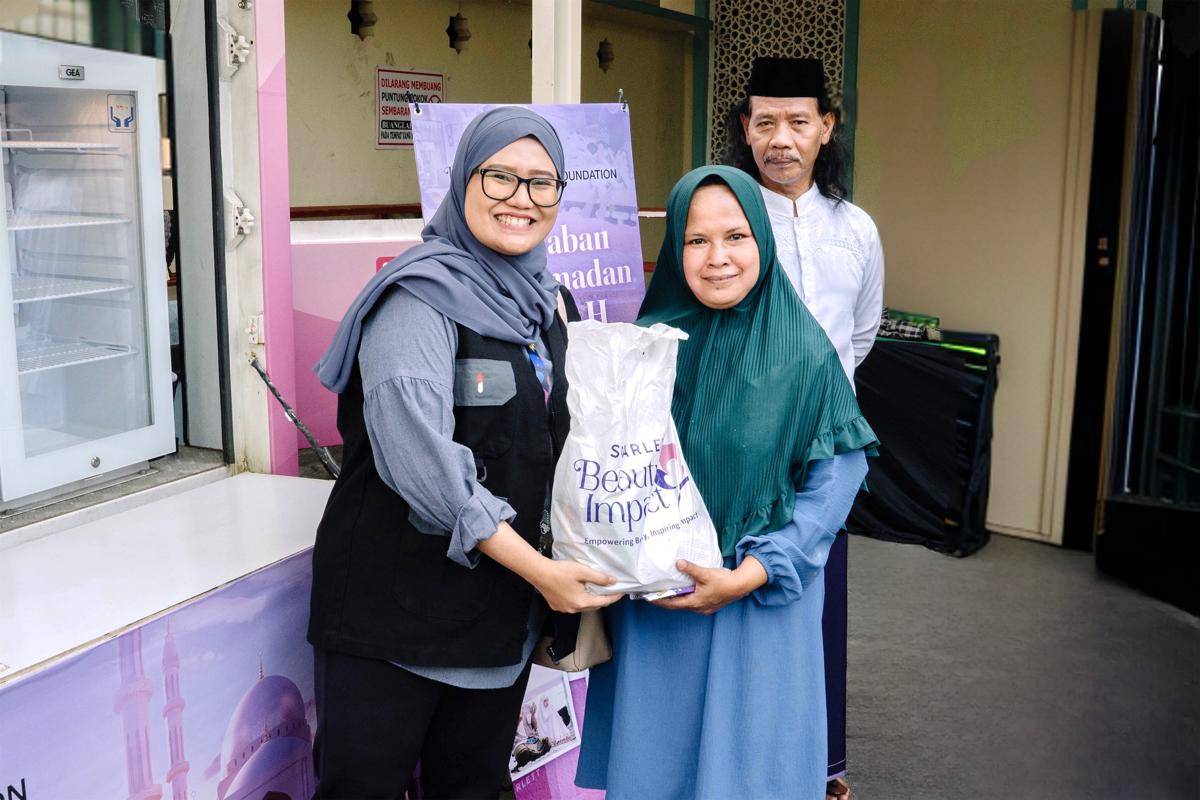 IDN Foundation dengan Target Penerima Bantuan di Masjid Daarul Maghfiroh Cinere.JPG