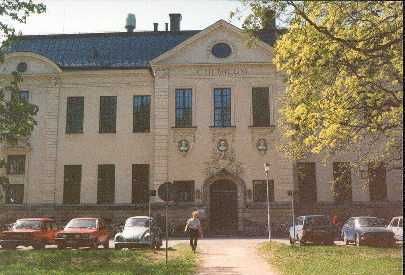 potret patung wajah Carl Wilhelm Scheele di gerbang Universitas Gamla Chemicum (commons.wikimedia.org/Celsius)