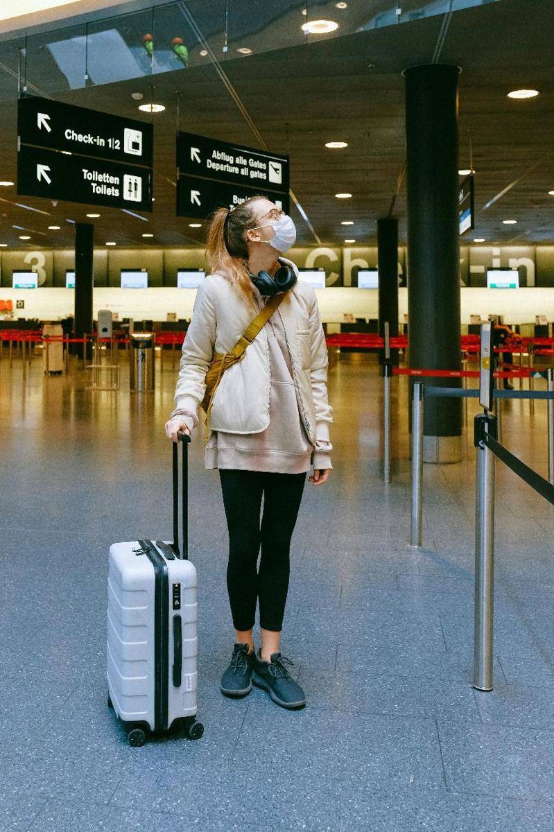 Potret penumpang berfoto di dalam bandara (Pexels.com/Anna Shvets)