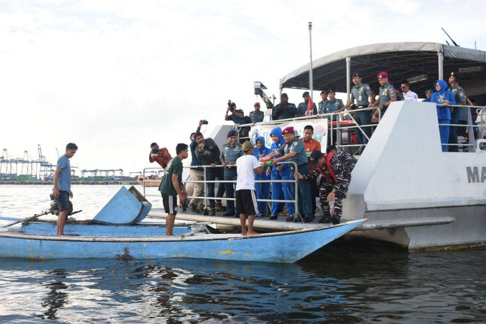 Danlantamal VI Pantau Keamanan Laut, Bagi Takjil ke Nelayan