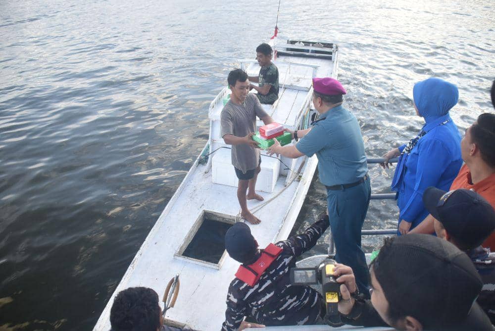 Komandan Lantamal VI Makassar Brigadir Jenderal TNI (Mar) Wahyudi hadir pada kegiatan pemantauan keamanan jalur laut sekaligus bagi-bagi takjil di perairan Makassar, Senin (24/3/2025). (Dok. Istimewa)