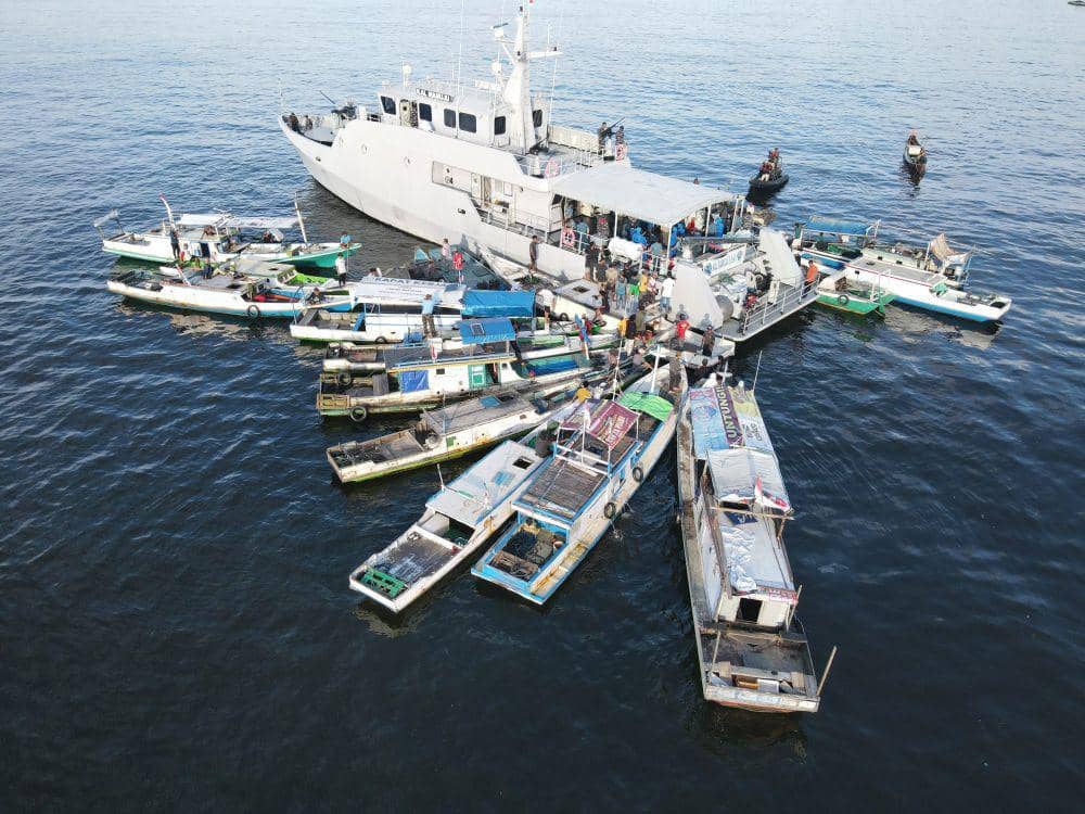 Komandan Lantamal VI Makassar Brigadir Jenderal TNI (Mar) Wahyudi hadir pada kegiatan pemantauan keamanan jalur laut sekaligus bagi-bagi takjil di perairan Makassar, Senin (24/3/2025). (Dok. Istimewa)