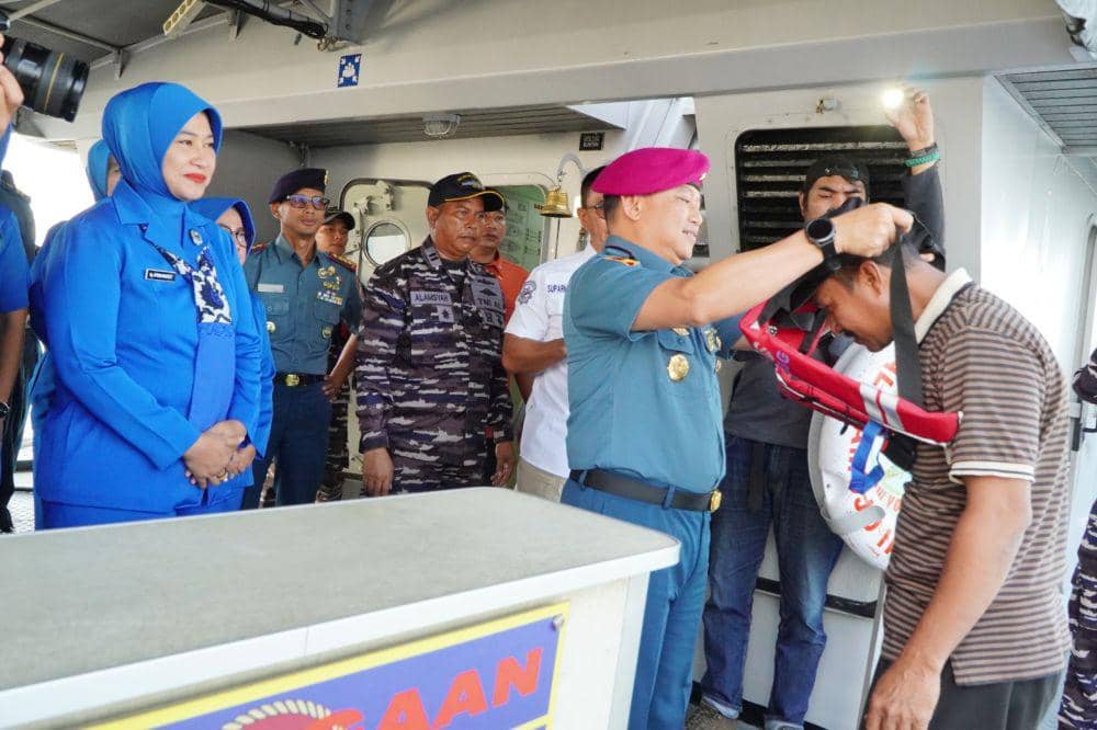 Komandan Lantamal VI Makassar Brigadir Jenderal TNI (Mar) Wahyudi hadir pada kegiatan pemantauan keamanan jalur laut sekaligus bagi-bagi takjil di perairan Makassar, Senin (24/3/2025). (Dok. Istimewa)