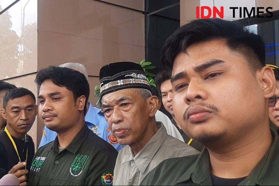 (dari kanan ke kiri) Rizki Agam Saputra, Ramli dan Agam Muhammad Nasrudin di luar Pengadilan Militer II-08, Jakarta Timur. (IDN Times/Santi Dewi)