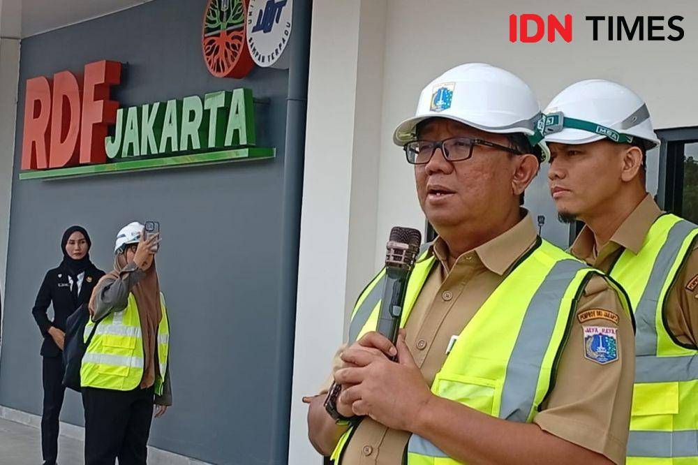 Kepala Dinas Lingkungan Hidup (DLH) DKI Jakarta, Asep Kuswanto di RDF Rorotan Cilincing Jakarta Utara, Selasa (25/3/2025). (IDN Times/Dini Suciaitningrum)