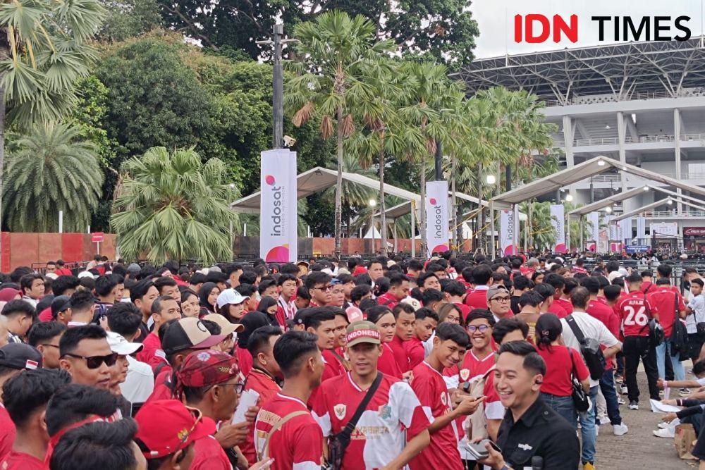 Suporter Timnas Indonesia memenuhi SUGBK jelang pertandingan Indonesia vs Bahrain dalam lanjutan Kualifikasi Piala Dunia 2026, Selasa (25/3/2025). (IDN Times/Tino Satrio)