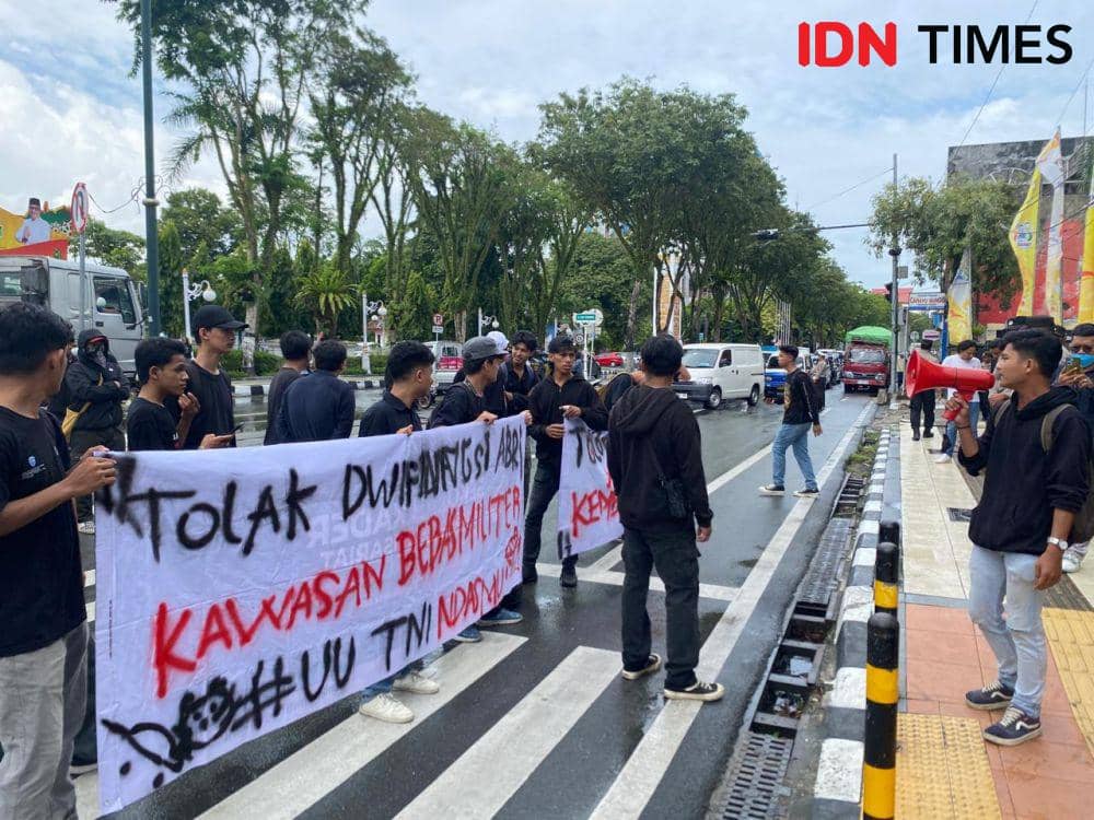 Demonstrasi menolak UU TNI di Balikpapan, Selasa (25/3/2025). (IDN Times/Erik Alfian)