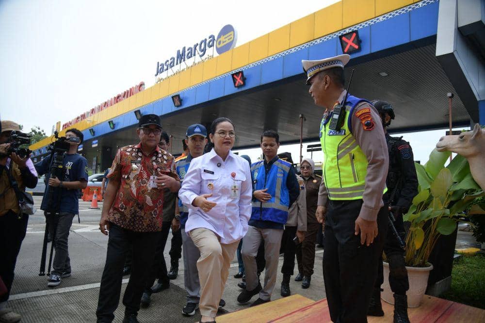 Wali Kota Semarang, Agustina Wilujeng melakukan pantauan arus mudik di Gerbang Tol Kalikangkung. (dok. Pemkot Semarang)