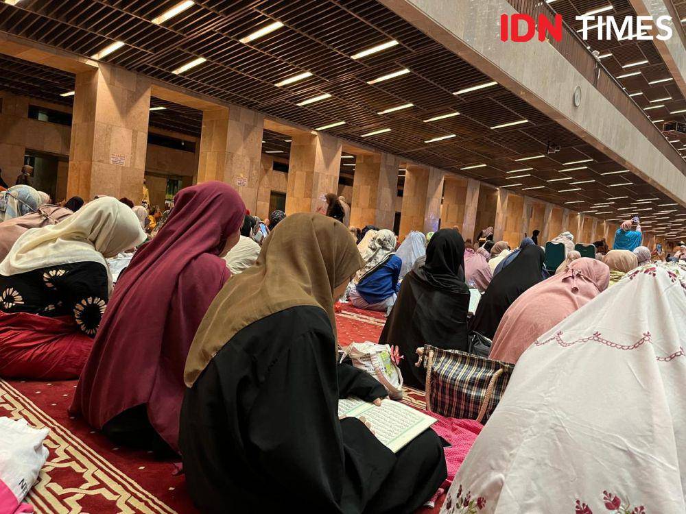 Jemaah membaca Al-Qur'an di Masjid Istiqlal Jakarta (IDN Times/Sunariyah)