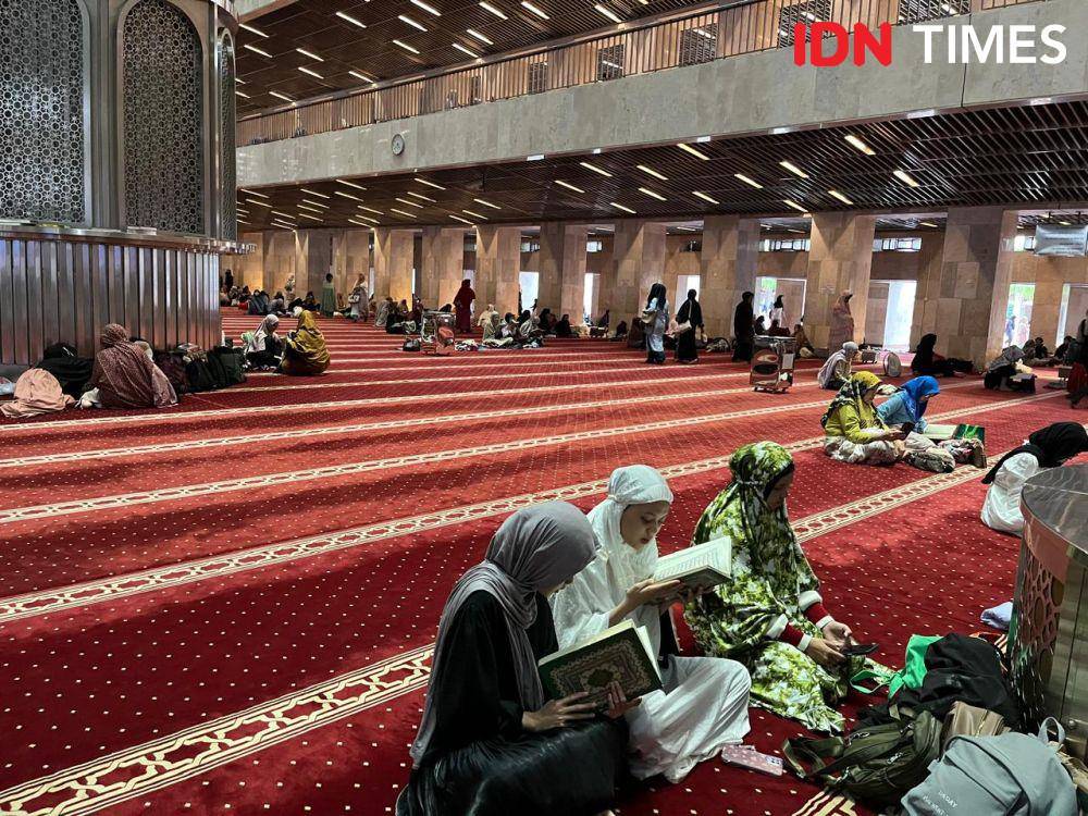 Jemaah membaca Al-Qur'an di Masjid Istiqlal Jakarta (IDN Times/Sunariyah)