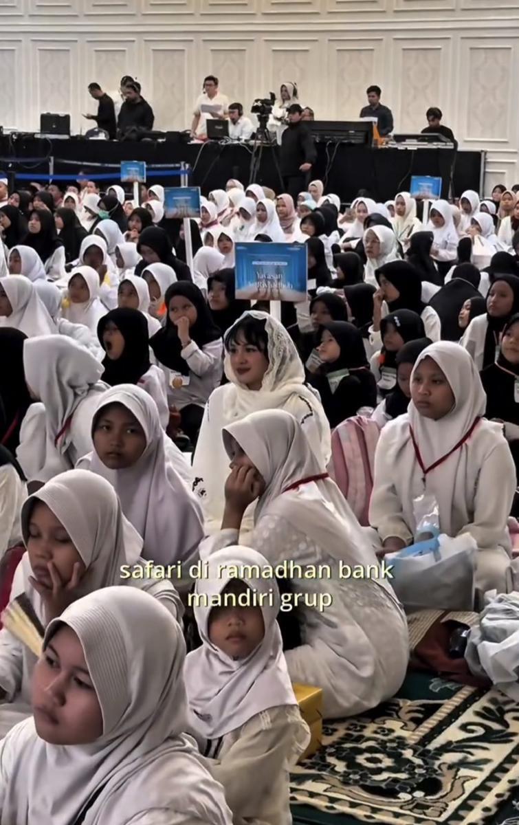 Andien Aisyah berbagi kebaikan dengan anak yatim piatu, dhuafa, dna lansia (instagram.com/andienaisyah)