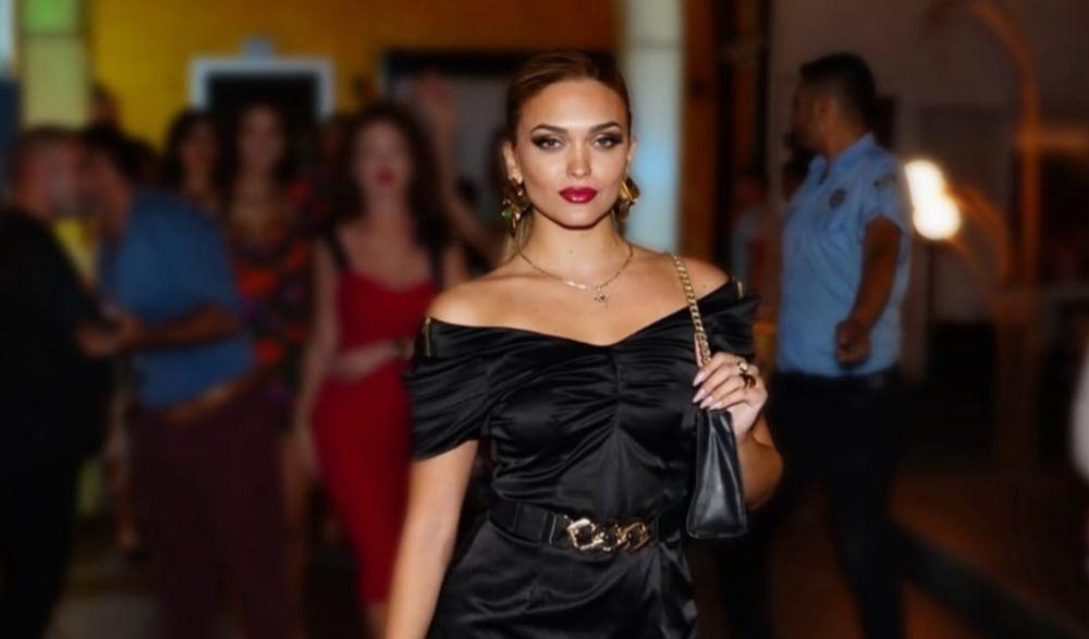 7 Potret Stella Michailidou Miss World Yunani 2024, Captivating!