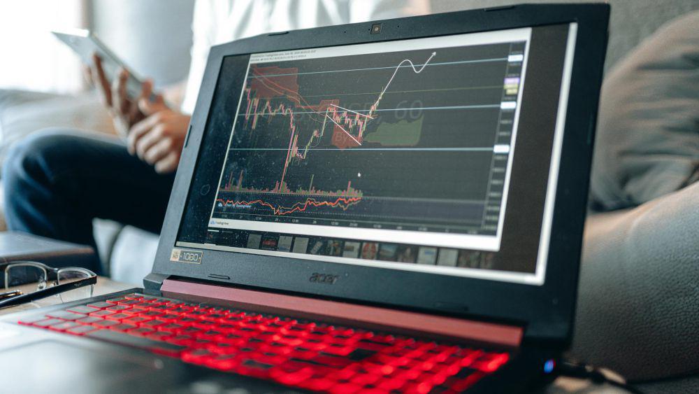 ilustrasi investasi (pexels.com/AlphaTradeZone)