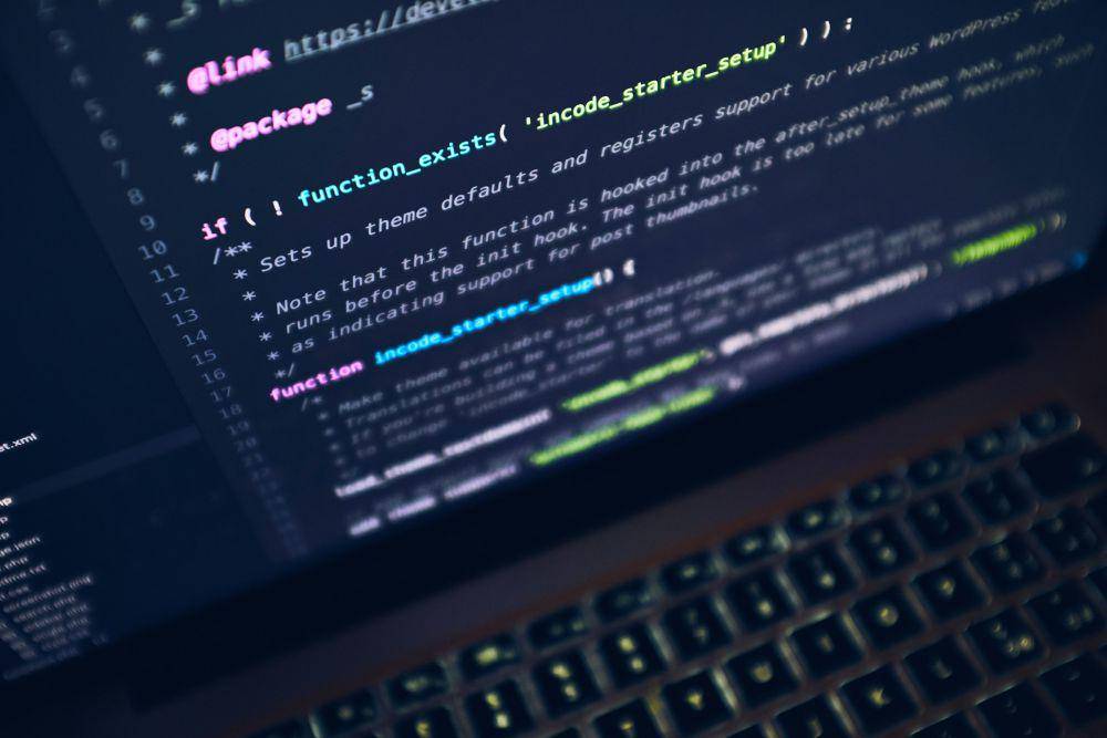 ilustrasi coding (unsplash.com/Luca Bravo)